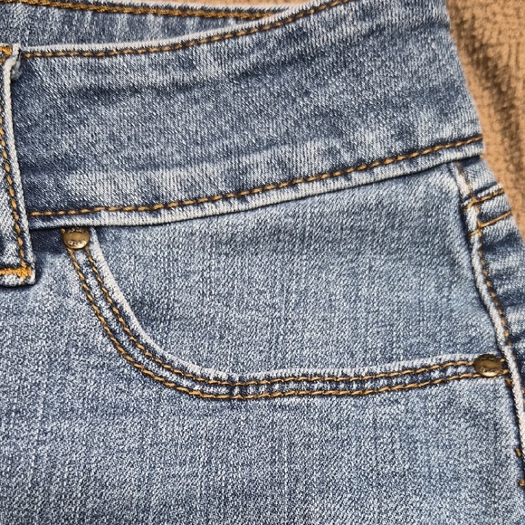 Apt. 9 Women's Classic Blue Jean Shorts - Picture 5 of 12